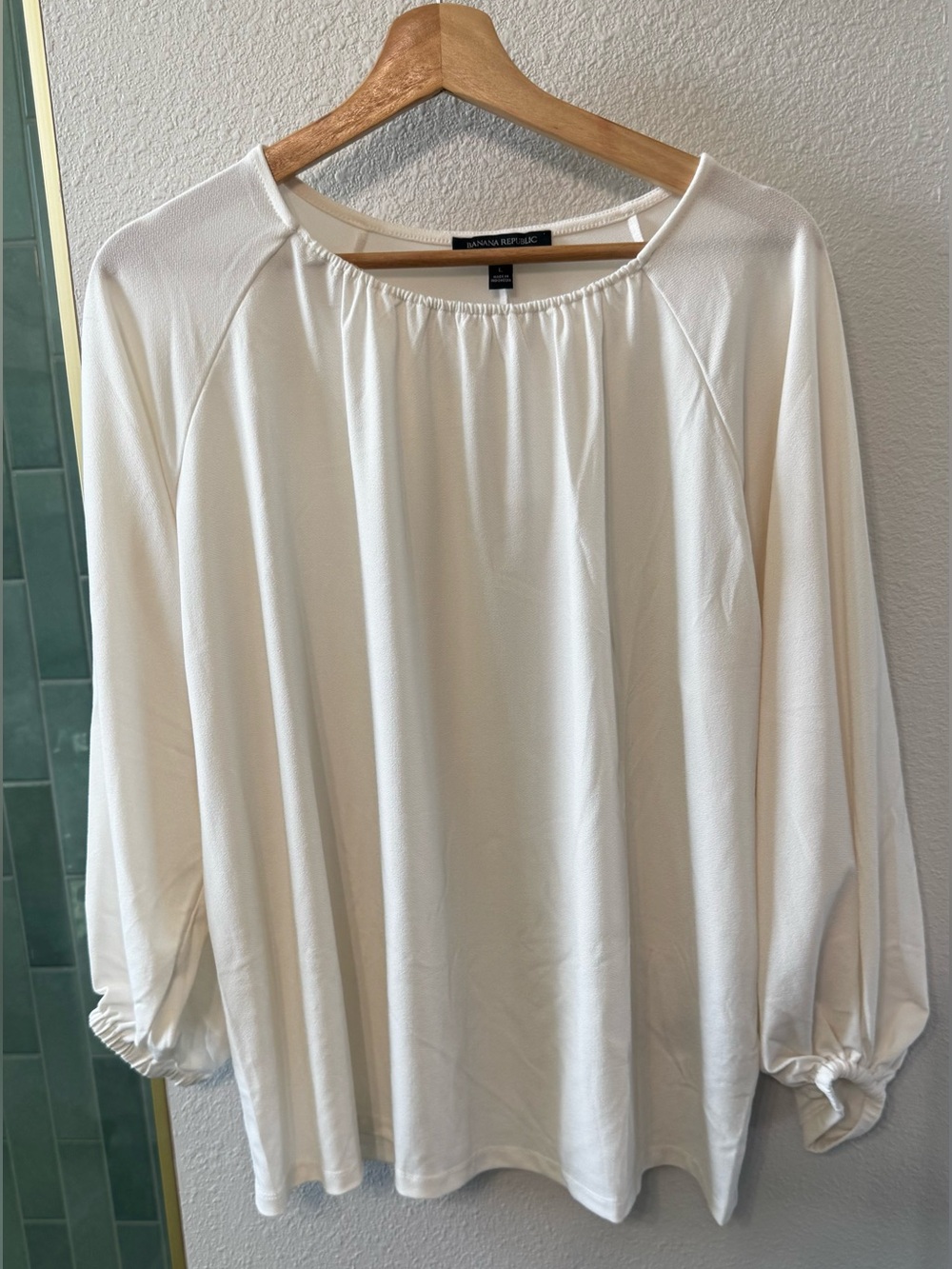 NWT Banana Republic Factory Gathered Neck Crepe Top in Color Snowy Day